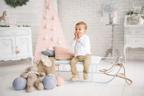 Bébé garçon seul sur luge jouer Noël décoré studio — Photo