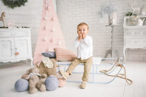 Bébé garçon seul sur luge jouer Noël décoré studio — Photo