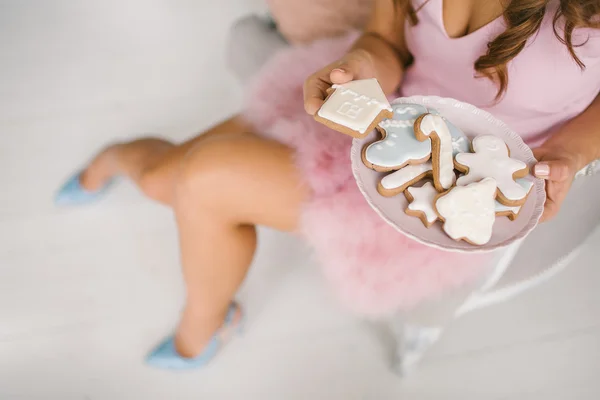 Jeune femme en robe tenant des cookies — Photo