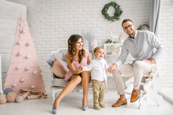 Jeune famille heureuse s'amuser dans le studio décoré de Noël — Photo