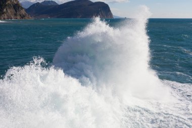 dalgaların kırılması ile taş dalgakıran.