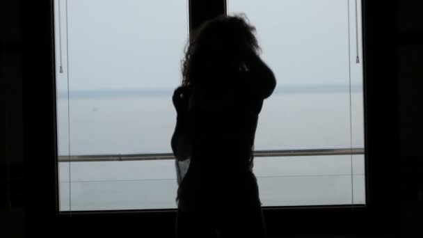 Silhueta dançando na frente de uma janela — Vídeo de Stock