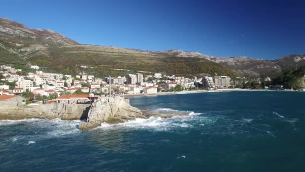 Vista aérea de la ciudad de Petrovac — Vídeo de stock