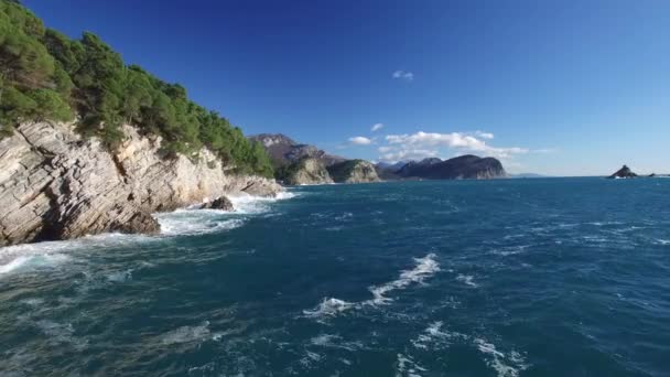 Vista aérea da costa marítima perto de Petrovac — Vídeo de Stock