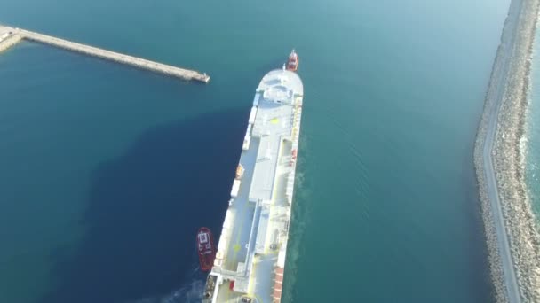 Αεροφωτογραφία του φορτηγού πλοίου που εισέρχονται στο λιμάνι σε μπαρ της πόλης — Αρχείο Βίντεο