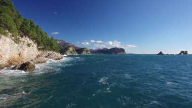 Deniz kıyıya yakın yerde Petrovac havadan görünümü