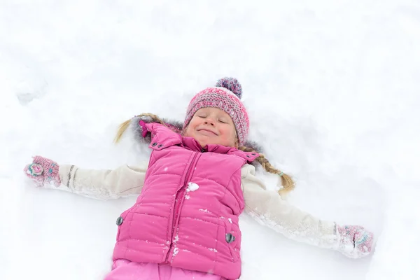 Meisje gelukkig spelen in de sneeuw — Stockfoto