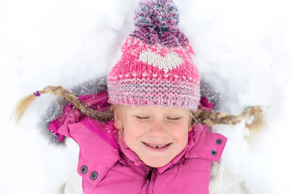 Meisje gelukkig spelen in de sneeuw — Stockfoto