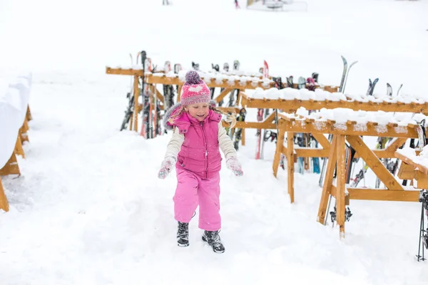 Meisje gelukkig spelen in de sneeuw — Stockfoto