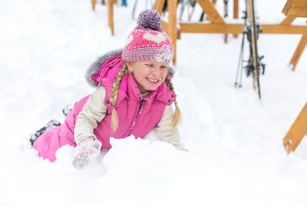 Meisje gelukkig spelen in de sneeuw — Stockfoto