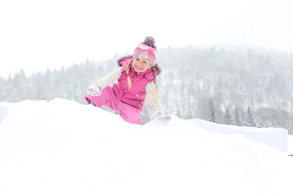 Meisje gelukkig spelen in de sneeuw — Stockfoto