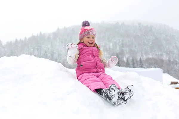 Meisje gelukkig spelen in de sneeuw — Stockfoto