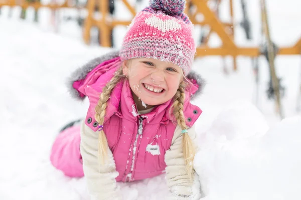 Meisje gelukkig spelen in de sneeuw — Stockfoto