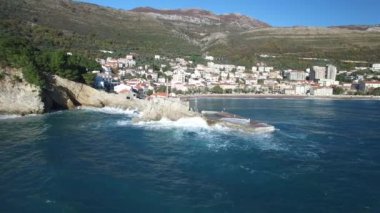 Petrovac şehrin havadan görünümü