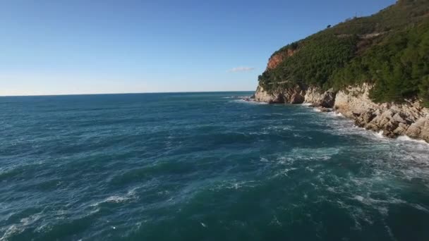 Vista aérea da costa marítima perto de Petrovac — Vídeo de Stock