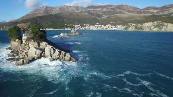 Вид з острова з церквою перед Петровац. — стокове відео
