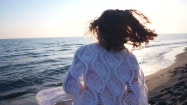 plajda çalışan güzel bir genç kadın