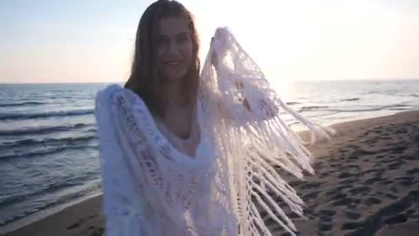 Mulher bonita correndo na praia — Vídeo de Stock