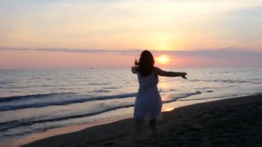 gün batımını kumsalda güzel genç kadının