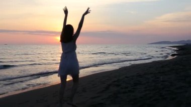 gün batımını kumsalda güzel genç kadının