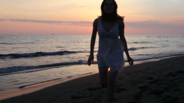 gün batımını kumsalda güzel genç kadının