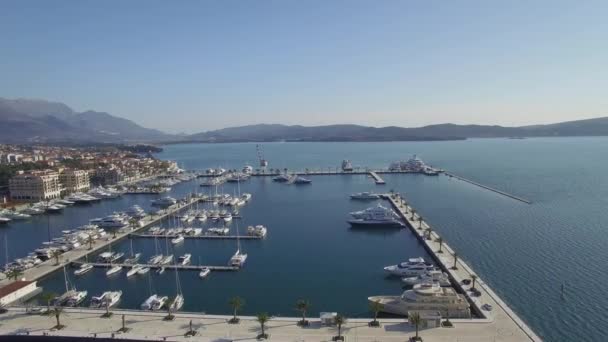 Luchtfoto van Porto Montenegro. Tivat stad. — Stockvideo