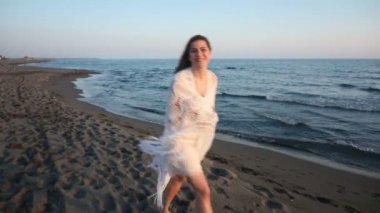 doğru sahilde yürüyen güzel genç kadın döndü ve onunla gitmek aramalar