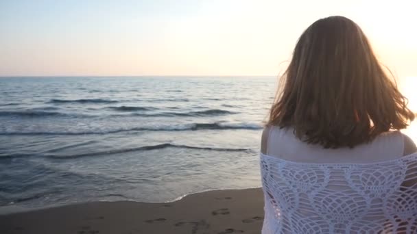 Gyönyörű fiatal nő a tengerparton fut — Stock videók