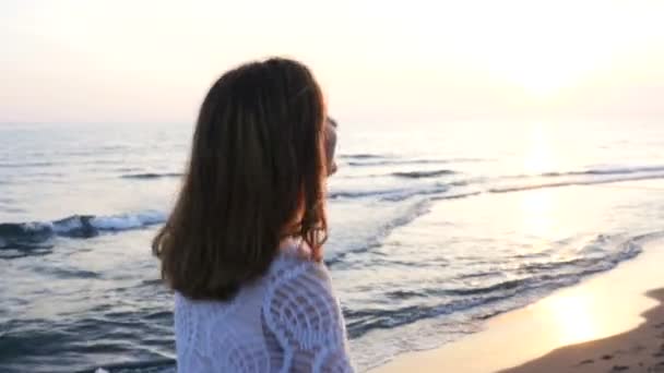 Красива молода жінка біжить на пляжі — стокове відео