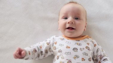 İletişim kurmaya çalışıyor şirin bir bebek portresi