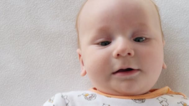 Retrato de un lindo bebé que intenta comunicarse — Vídeo de stock