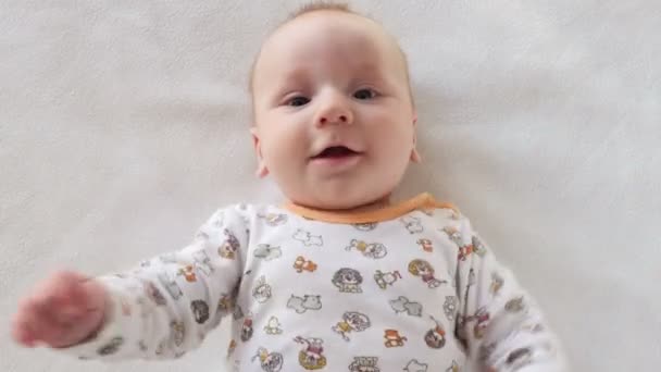 Portrait d'un bébé mignon qui essaie de communiquer — Video