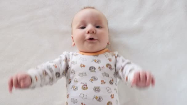 Retrato de un lindo bebé que intenta comunicarse — Vídeos de Stock