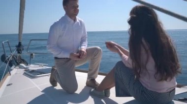 aşık çift bir yatta oturan