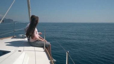 aşık çift bir yatta oturan