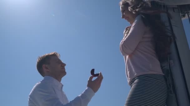 Romantische voorstel scène op jacht — Stockvideo