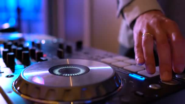 Dj mains sur le pont de l'équipement — Video