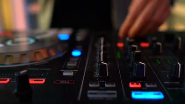 Dj mains sur le pont de l'équipement — Video