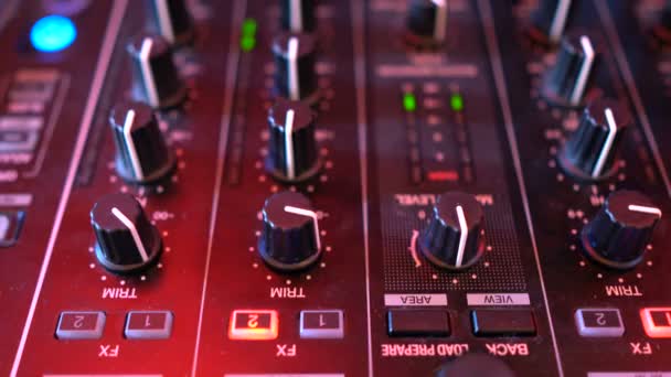 Dj mains sur le pont de l'équipement 