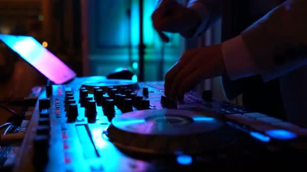 DJ руки на оборудование для загара — стоковое видео