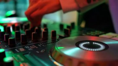 DJ ekipmanları güverte eller