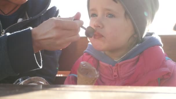 Moeder en dochter genietend van een ijsje — Stockvideo