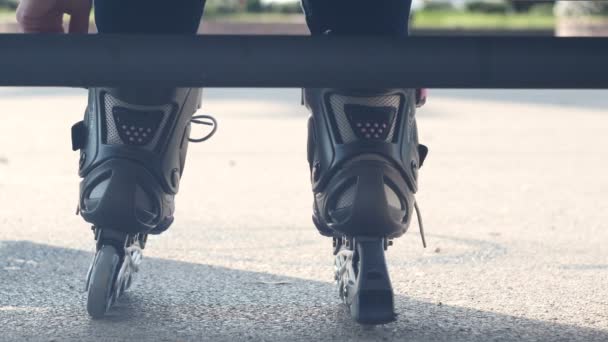 Roller pour enfants à l'extérieur. style de vie sportif . — Video