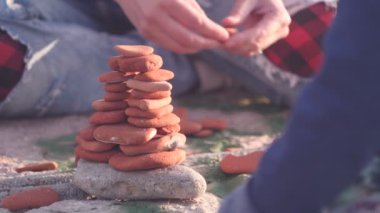 çakıl taşları üzerinden bir piramit inşa