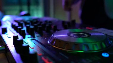 DJ ekipmanları güverte eller