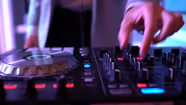 DJ handen op het dek van de apparatuur — Stockvideo