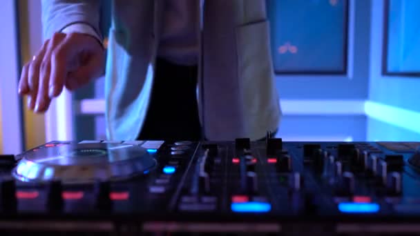 Dj mani sul ponte delle attrezzature — Video Stock