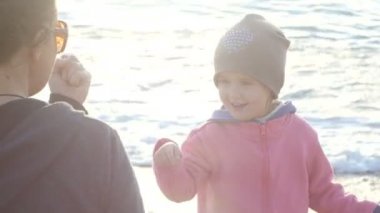 Anne ve çocuk oyun oynamak hangi el sanırım