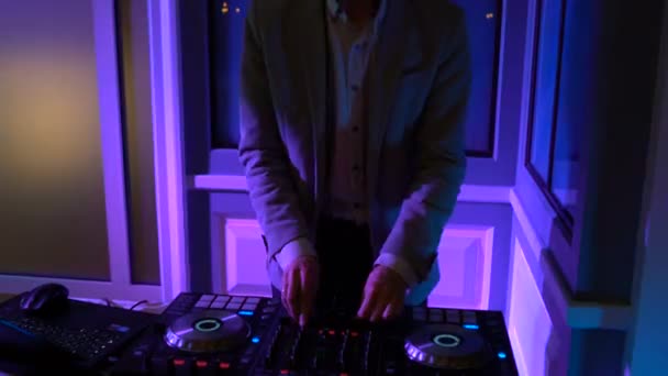DJ händer på utrustning däck — Stockvideo