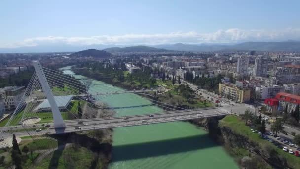 Vista aérea da ponte do milênio sobre o rio Moraca, Podgorica — Vídeo de Stock